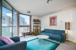 JOIVY Stylish 1-bed flat with private balcony in Canary Wharf, East London